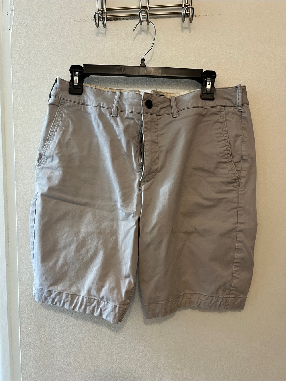 Men’s light grey Abercrombie chino shorts 31
